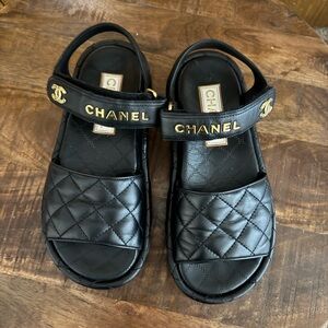 Chanel black quilted lambskin "Dad "sandals, featuring gold-tone CC logo Size 38